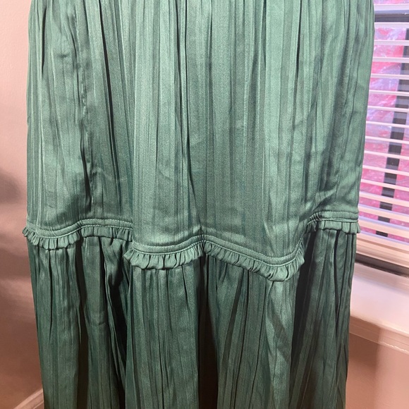 Elegant Emerald Green Anthropologie Gown - Picture 4 of 5